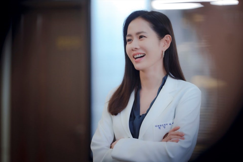 Son Ye Jin xinh đẹp trong tạo hình bác sĩ da liễu. Ảnh: Poster JTBC. Son Ye Jin xinh đẹp trong tạo hình bác sĩ da liễu. Ảnh: Poster JTBC.