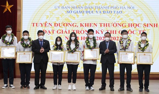Thứ trưởng Bộ GDĐT Nguyễn Hữu Độ và Phó Bí thư Thành ủy Hà Nội Nguyễn Văn Phong trao Bằng khen của UBND thành phố cho các học sinh đạt huy chương Vàng.