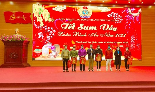 Bà Đồng Thị Nghĩa - Phó Chủ tịch LĐLĐ tỉnh Lai Châu và ông Đặng Quang Chung -
Phó Bí thư Thường trực Thành uỷ tặng quà cho công nhân lao động có hoàn cảnh khó khăn.