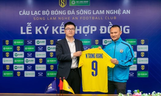Tiền vệ Trọng Hoàng sẽ khoác áo số 9 tại Sông Lam Nghệ An. Ảnh: SLFC