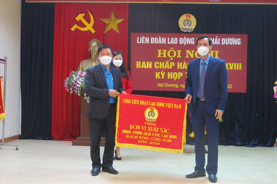 Lãnh đạo LĐLĐ tỉnh Hải Dương trao cờ thi đua của Tổng Liên đoàn Lao động Việt Nam tặng đơn vị xuất sắc. Ảnh: Diệu Thuý