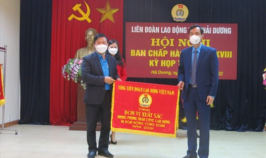 Lãnh đạo LĐLĐ tỉnh Hải Dương trao cờ thi đua của Tổng Liên đoàn Lao động Việt Nam tặng đơn vị xuất sắc. Ảnh: Diệu Thuý