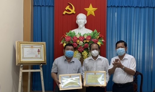 Lãnh đạo LĐLĐ tỉnh Trà Vinh tặng Bằng khen cho tập thể và cá nhân có thành tích xuất sắc trong phong trào thi đua lao động giỏi và xây dựng tổ chức Công đoàn vững mạnh năm 2021.
