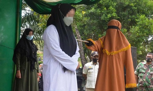 Người phụ nữ Indonesia công khai chịu hình phạt roi. Ảnh: AFP