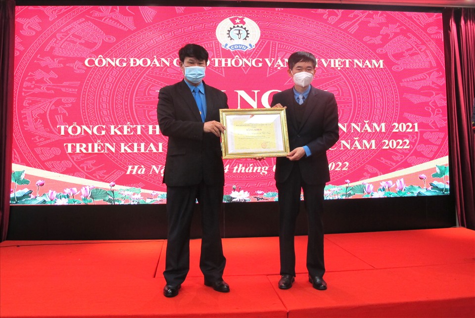 Phó Chủ tịch Tổng LĐLĐVN Trần Văn Thuật trao Bằng khen của Tổng LĐLĐVN cho lãnh đạo Công đoàn Giao thông Vận tải Việt Nam (bên trái). Ảnh: Hà Anh