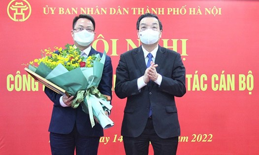 Chủ tịch UBND thành phố Chu Ngọc Anh trao quyết định và tặng hoa chúc mừng đồng chí Nguyễn Việt Hùng. Ảnh: Tiến Thành