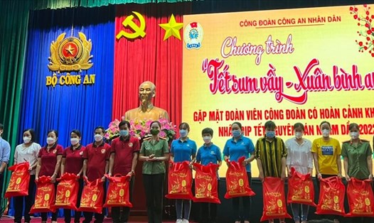 Đoàn viên các đơn vị nhận quà Tết 2022. Ảnh: CĐ CAND.