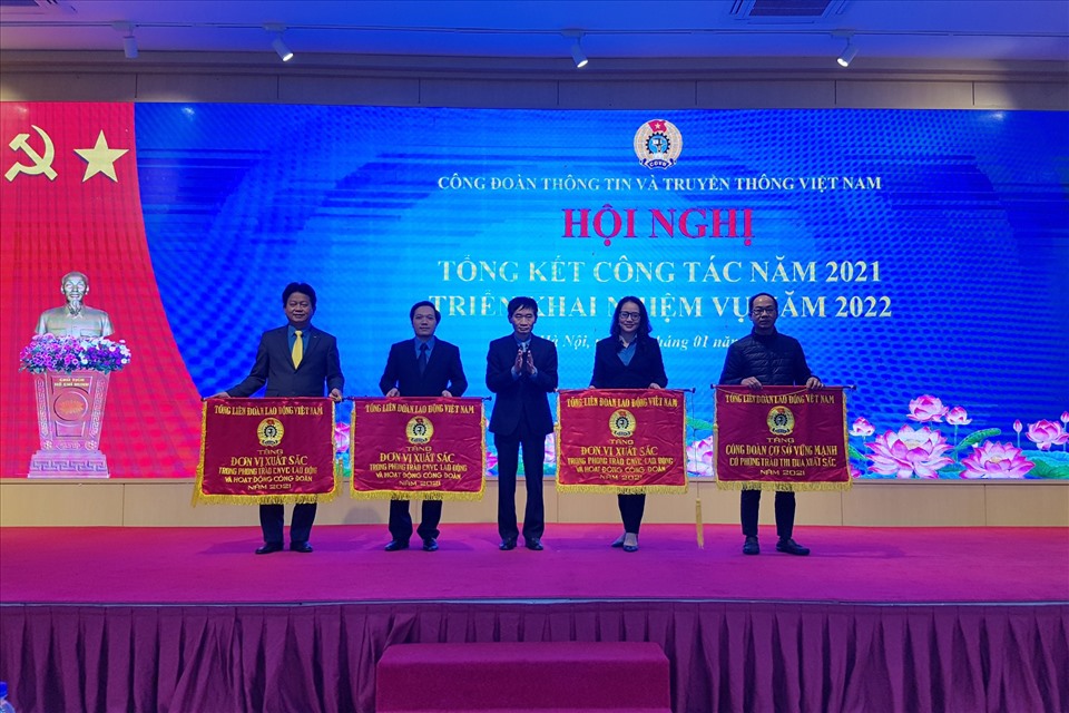 Phó Chủ tịch Tổng LĐLĐVN Trần Văn Thuật trao Cờ thi đua Tổng Liên đoàn cho một số đơn vị. Ảnh: Lương Hạnh