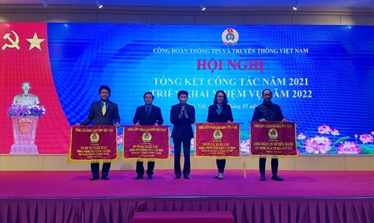 Phó Chủ tịch Tổng LĐLĐVN Trần Văn Thuật trao Cờ thi đua Tổng Liên đoàn cho một số đơn vị. Ảnh: Lương Hạnh