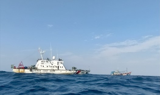 Tàu CSB tiếp cận tàu chở dầu trên biển. Ảnh: CSB cung cấp