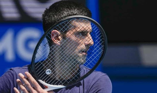 Nếu ra tòa lần hai vào cuối tuần, Novak Djokovic còn có cơ hội thi đấu ở Australian Open. Ảnh: The Guardian