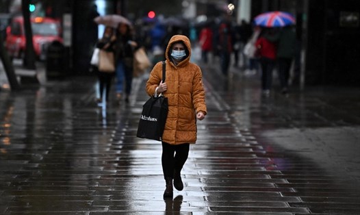Làn sóng lây lan COVID-19 mùa đông đã khiến nhiều nước tại Châu Âu áp dụng lại biện pháp đeo khẩu trang bắt buộc tại nơi công cộng. Ảnh: AFP