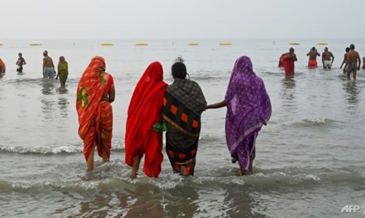 Tín đồ đạo Hindu thực hiện nghi lễ ngâm mình trong nước sông Hằng. Ảnh: AFP