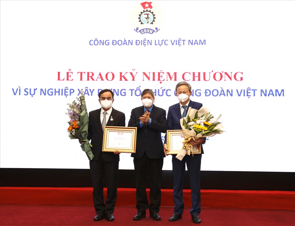 Phó Chủ tịch Thường trực Tổng LĐLĐVN Trần Thanh Hải (giữa) trao Kỷ niệm chương "Vì sự nghiệp xây dựng tổ chức Công đoàn Việt Nam" cho 2 lãnh đạo Tập đoàn EVN. Ảnh: Hà Anh