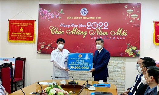 Chủ tịch LĐLĐ Thành phố Hà Nội Nguyễn Phi Thường (bên phải) tran hỗ trợ ngày 14.1. Ảnh: Ngọc Ánh