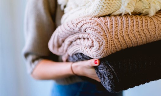 Bảo quản áo len đúng cách sẽ giúp tăng tuổi thọ cho trang phục. Ảnh: Xinhua