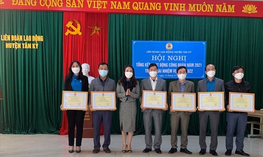 Ban tổ chức trao Bằng khen của LĐLĐ tỉnh Nghệ An cho các tập thể và cá nhân xuất sắc. Ảnh: TM