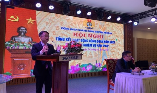 Phó Chủ tịch LĐLĐ tỉnh Nghệ An Nguyễn Chí Công phát biểu tại hội nghị. Ảnh: TT
