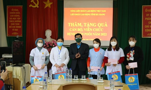 Chủ tịch Liên đoàn Lao động tỉnh Hà Giang Nguyễn Văn Chung trao quà cho các y, bác sĩ có hoàn cảnh khó khăn tại Bệnh viện Phổi tỉnh Hà Giang. Ảnh: Đức Trí