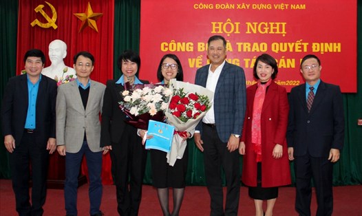 Lãnh đạo Ban Tài chính Tổng Liên đoàn Lao động Việt Nam cùng lãnh đạo Công đoàn Xây dựng Việt Nam trao các Quyết định tới bà Đỗ Thị Tâm, Chuyên viên chính ban Tài chính Tổng Liên đoàn Lao động Việt Nam. Ảnh: CĐXDVN