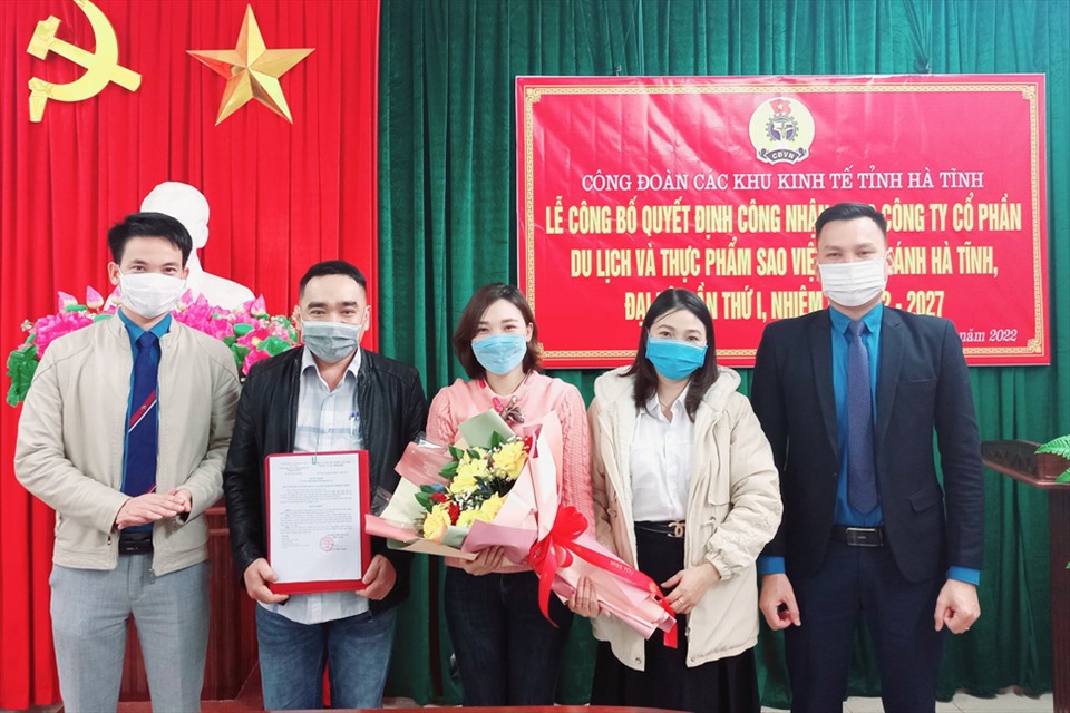 Trao quyết định thành lập công đoàn cơ sở Công ty CP Du lịch và Thực phẩm Sao Việt. Ảnh: CĐ.