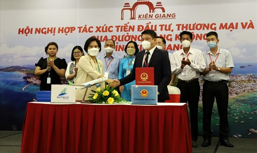 Đại diện lãnh đạo tỉnh Kiên Giang ký kết hợp tác với đại diện hãng hàng không Bamboo Airway.