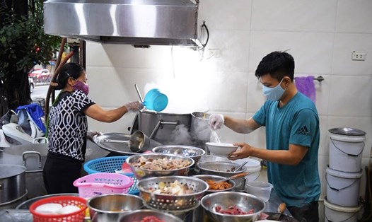 11 phường trên địa bàn quận Hoàn Kiếm được nới lỏng hoạt động, được bán hàng ăn uống tại chỗ. Ảnh: Quang Thái