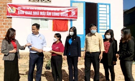 Bà Phạm Thị Lệ Dung, Phó Chủ tịch Liên đoàn Lao động tỉnh Lâm Đồng (giữa) cùng là lãnh đạo Công ty Bia Sài Gòn - Lâm Đồng trao nhà mái ấm công đoàn. Ảnh Diệp Quỳnh