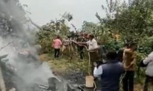 Hiện trường vụ rơi trực thăng quân sự Ấn Độ. Ảnh chụp màn hình
