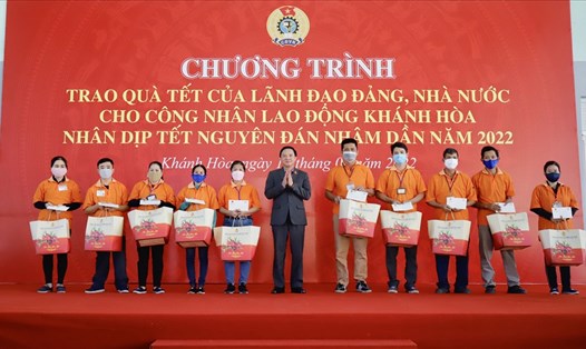 Phó Chủ tịch Quốc hội Nguyễn Khắc Định dẫn đầu đã đến thăm hỏi, trao tặng 200 suất quà cho công nhân, lao động khó khăn.