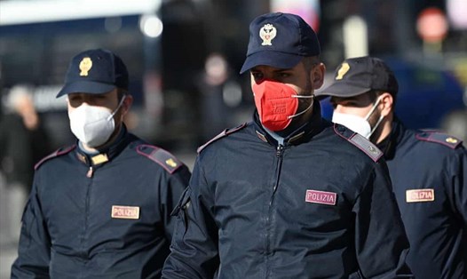 Sau khi nhận được khẩu trang FFP2 màu hồng để đeo khi làm nhiệm vụ, nhiều cảnh sát Italia đã tỏ ra bức xúc và từ chối sử dụng chúng. Ảnh: AFP