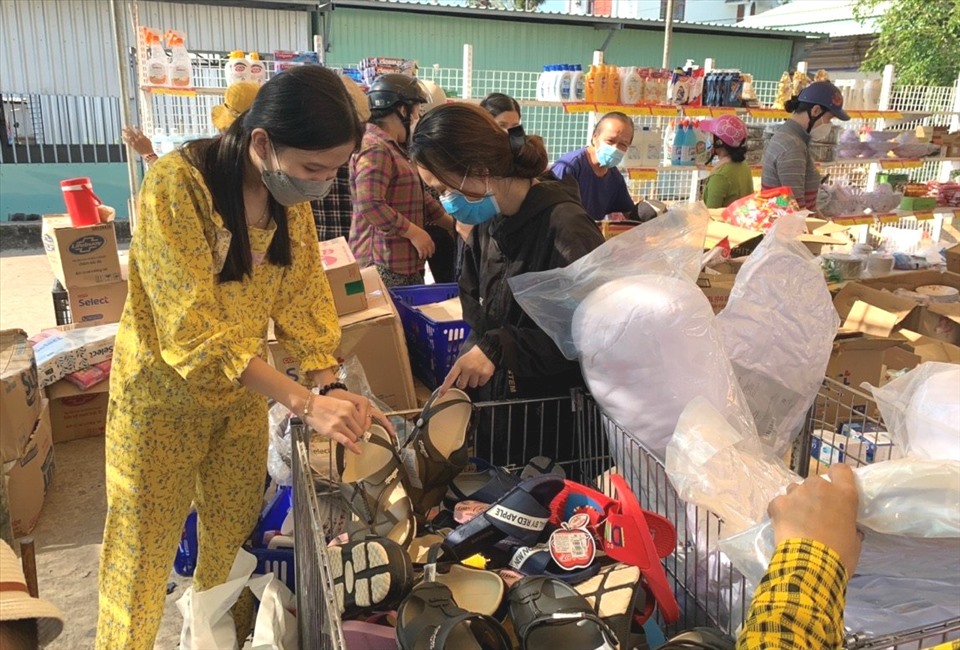 Người dân xã đảo Sơn Hải (huyện Kiên Lương) mua sắm hàng bình ổn giá. Ảnh: PV