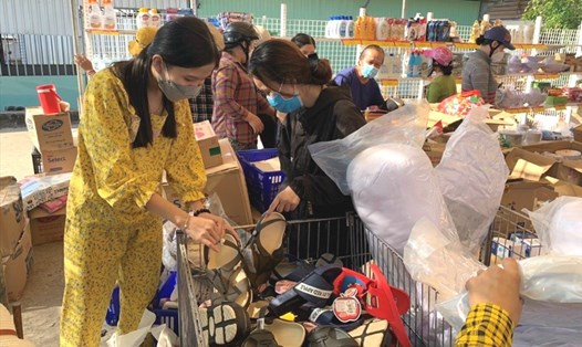 Người dân xã đảo Sơn Hải (huyện Kiên Lương) mua sắm hàng bình ổn giá. Ảnh: PV