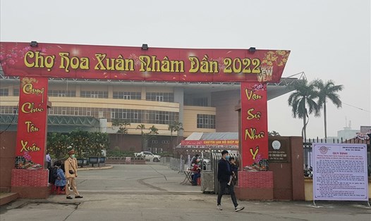 Người tỉnh ngoài muốn đến chợ hoa Xuân Ninh Bình phải xuất trình giấy test âm tính với SARS-CoV-2. Ảnh: NT
