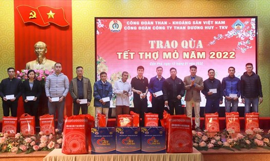 Công đoàn than Dương Huy (Quảng Ninh) trao hàng trục suất quà Tết của Công đoàn Than - Khoáng sản Việt Nam và của đơn vị cho thợ mỏ nhân đón Tết cổ truyền Nhâm Dần năm 2022. Ảnh: H.G