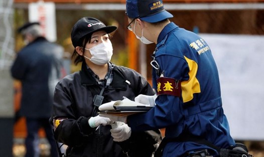 Cảnh sát Nhật Bản đang làm nhiệm vụ sau khi vụ tấn công diễn ra. Ảnh chụp màn hình