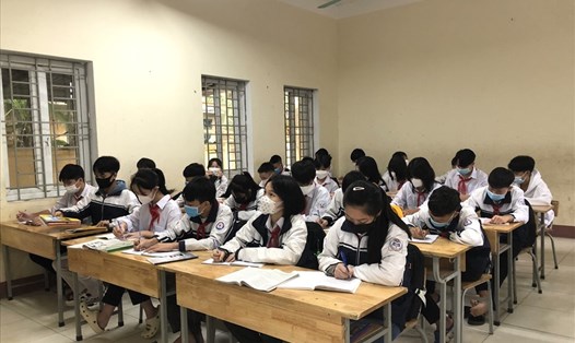 Học sinh lớp 9 tại 18 huyện, thị xã ngoại thành Hà Nội đã được đến trường học trực tiếp. Ảnh: Tường Vân.