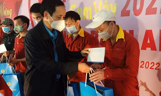 Lãnh đạo Công đoàn các khu công nghiệp tỉnh Hải Dương trao quà Tết tặng công nhân lao động. Ảnh: Diệu Thuý