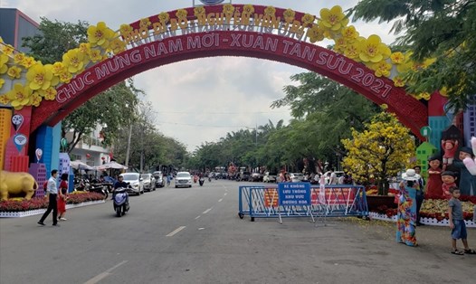 Cổng vào đường hoa Nguyễn Văn Trị (đoạn cầu Hoá An) năm 2021. Ảnh: Hà Anh Chiến