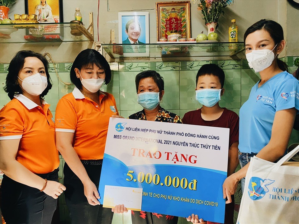 Thùy Tiên đi làm từ thiện. Ảnh: NSCC. Thùy Tiên đi làm từ thiện. Ảnh: NSCC.
