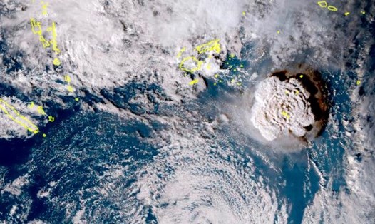 Vụ phun trào núi lửa dưới biển ở Thái Bình Dương thuộc khu vực của quốc đảo Tonga ngày 15.1. Ảnh: Himawari-8