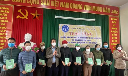Tổng Giám đốc BHXH Việt Nam Nguyễn Thế Mạnh trao tặng 100 sổ bảo hiểm xã hội cho người có hoàn cảnh khó khăn. Ảnh BHXH VN