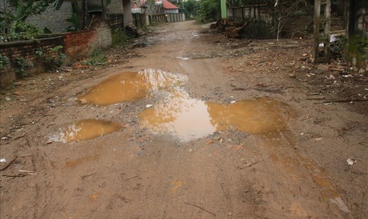 Đoạn đường chính tại xóm Phú Thắng, xã Thanh Yên (Thanh Chương, Nghệ An) đã xuống cấp gây khó khăn cho việc đi lại của người dân. Ảnh: Quỳnh Trang