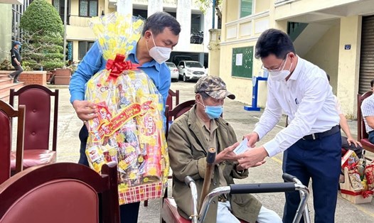 Lãnh đạo Tổng Công ty Đường sắt Việt Nam trao quà cho các gia đình chính sách nhân dịp Tết Nguyên đán Nhâm Dần. Ảnh: CĐ