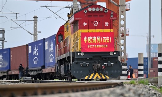 Một chuyến tàu chở hàng rời Tây An, Trung Quốc đến Kazakhstan - nước chứng kiến sự bùng nổ đầu tư của Bắc Kinh trong những năm gần đây. Ảnh: Xinhua