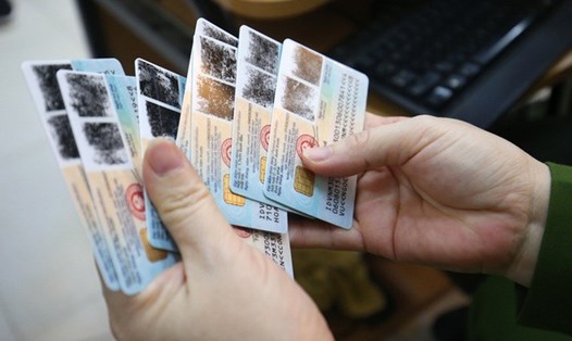 Với 13 lỗi vi phạm về chứng minh nhân dân, thẻ căn cước công dân, người dân có thể bị xử phạt tiền đến 6 triệu đồng. Ảnh: BCA