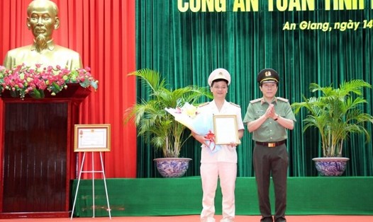 Thứ trưởng Lương Tam Quang (phải) trao quyết định của Bộ trưởng Công an, bổ nhiệm đại tá Bùi Tấn Ân. Ảnh: VGP