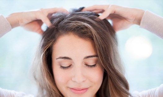 Chị em hãy chăm sóc tóc để có một mái tóc chắc khoẻ, suôn mượt đón Tết Nguyên đán sắp đến gần. Ảnh: Xinhua
