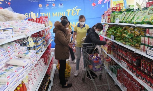Người lao động tham quan, mua sắm tại siêu thị 0 đồng. Ảnh: Cổng TTĐT Hải Phòng