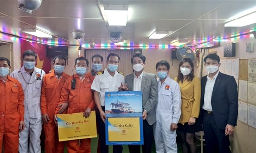 Chủ tịch Công đoàn Tổng Công ty Hàng hải Việt Nam Lê Phan Linh (thứ tư từ phải sang) tặng quà và chúc mừng năm mới tới thuyền viên. Ảnh: CĐCC